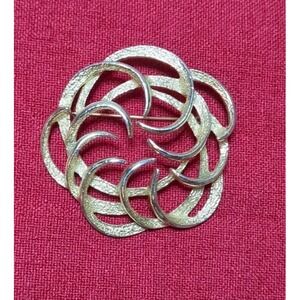 Sarah Coventry Swirl Brooch Gold Tone Signed Pin Vintage‎ 1960s
